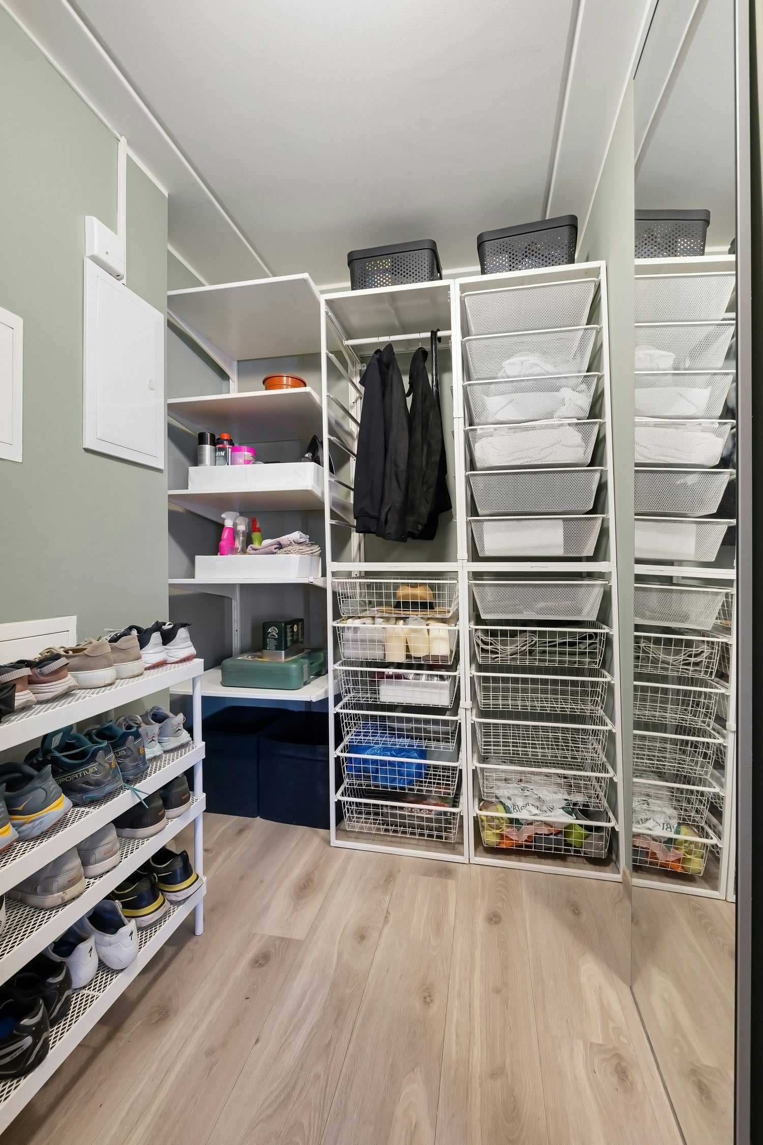 Foldable closet storage organizers for clothing